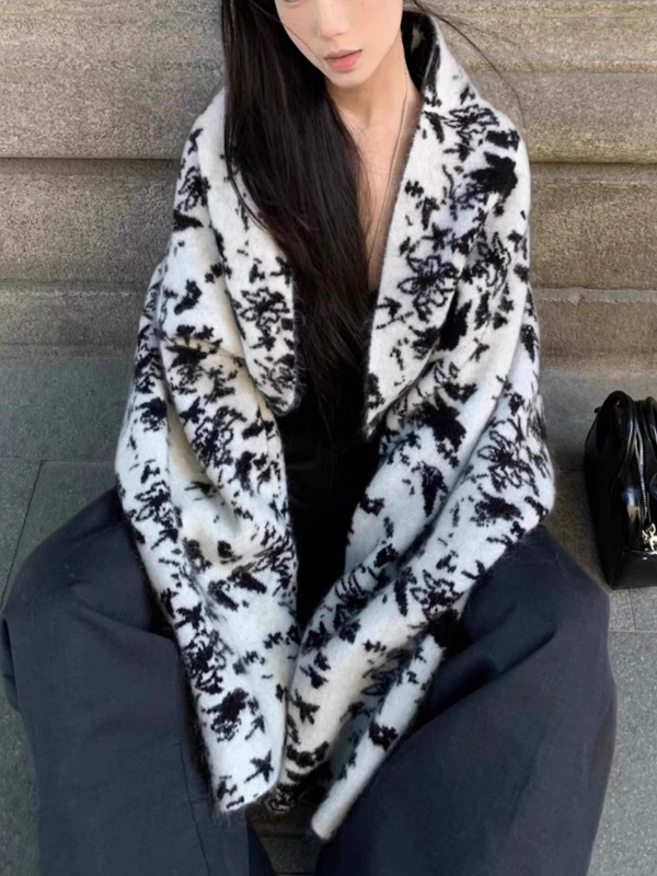 Retro Black White Color Block  - Embroidery Unique Design のレビューと価格
