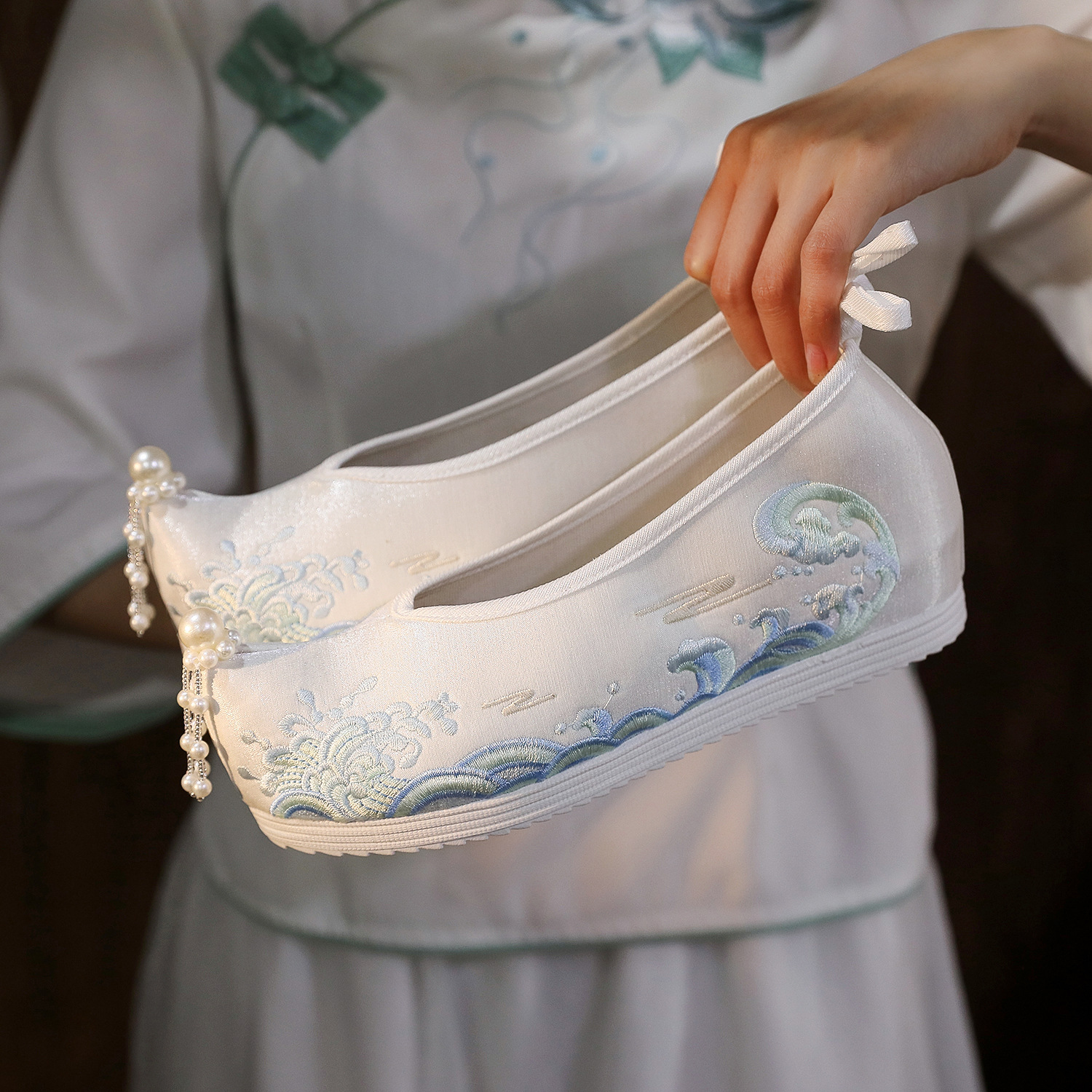 Waves Hanfu Shoes Female Embro - Embroidery Dress のレビューと価格
