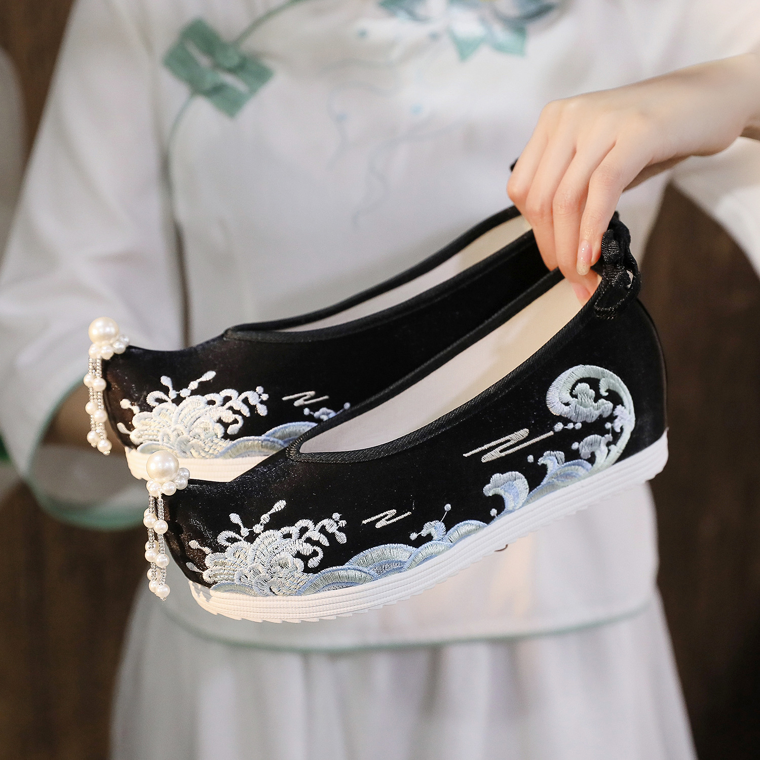 Waves Hanfu Shoes Female Embro - Embroidery Dress のレビューと価格